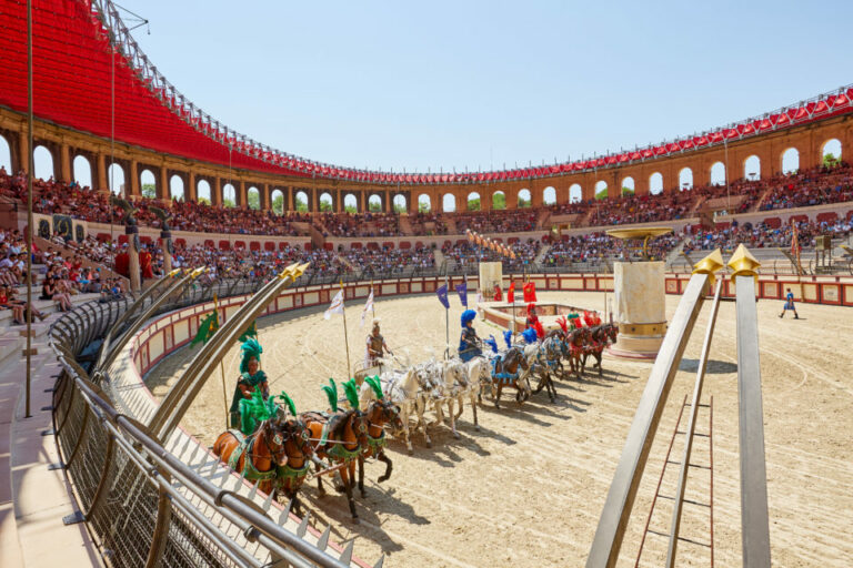 Photo de l'arène du Puy du Fou avec les chevaux et les acteurs déguisés en Romains, situé en Vendée